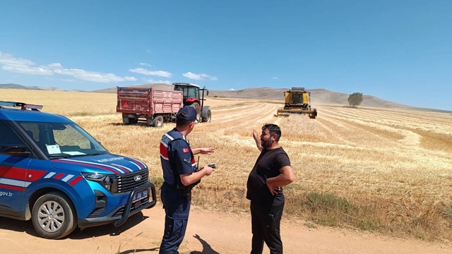 Yozgat'ta jandarma, çiftçi ve biçerdöver operatörlerini bilgilendirdi