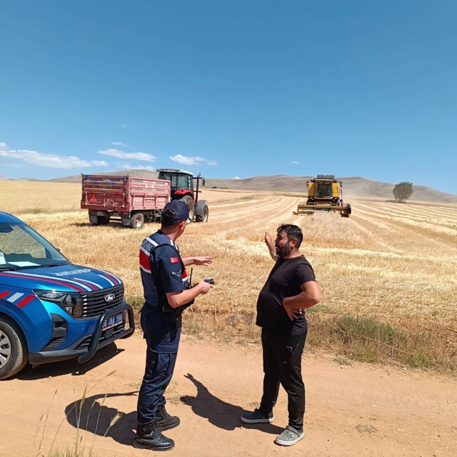 Yozgat'ta jandarma, çiftçi ve biçerdöver operatörlerini bilgilendirdi
