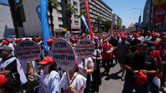 İzmir Büyükşehir Belediyesinin işten çıkardığı işçiler eylem başlattı