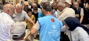 Kırşehir'de TDV gönüllülerinden vatandaşlara aşure ikramı