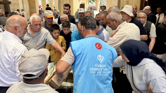 Kırşehir'de TDV gönüllülerinden vatandaşlara aşure ikramı