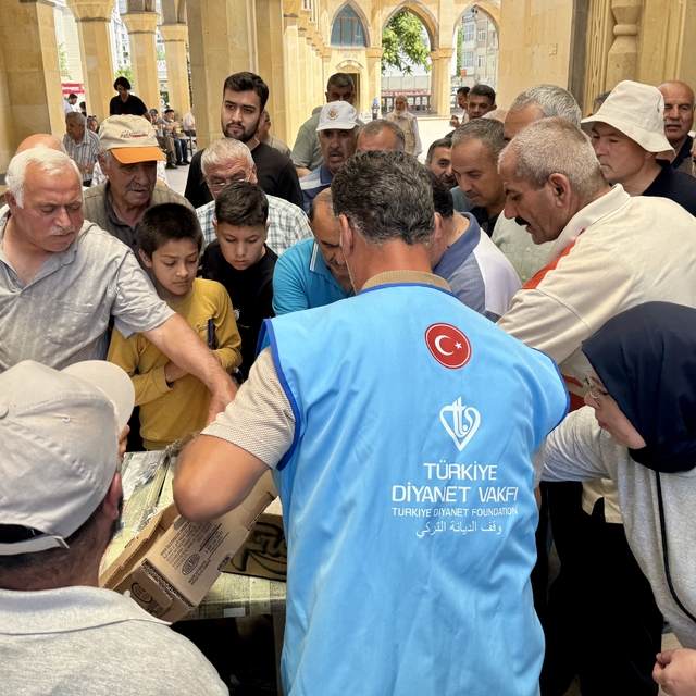 Kırşehir'de TDV gönüllülerinden vatandaşlara aşure ikramı