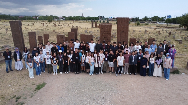 Antalya'dan öğrenciler Ahlat'ta Selçuklu izlerini takip etti