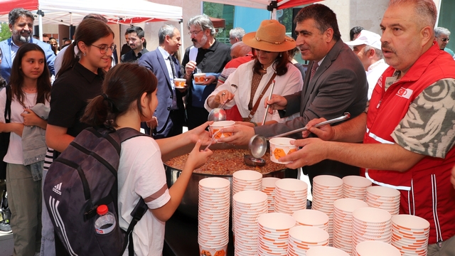 NEVÜ'de aşure dağıtımı yapıldı