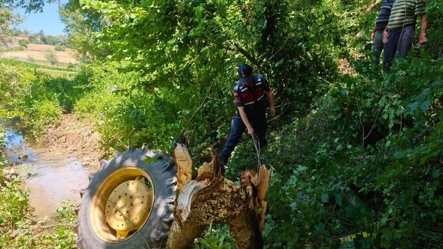 Samsun'da devrilen traktörün altında kalan sürücü öldü
