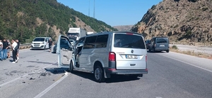 Erzincan'da iki aracın çarpıştığı kazada 1 çocuk öldü, 9 kişi yaralandı