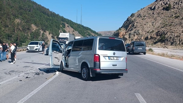 Erzincan'da iki aracın çarpıştığı kazada 1 çocuk öldü, 9 kişi yaralandı