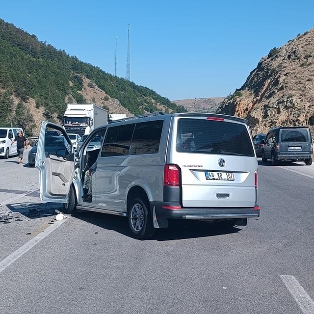 Erzincan'da iki aracın çarpıştığı kazada 1 çocuk öldü, 9 kişi yaralandı