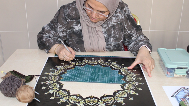 Niğde'de kadınlar, katıldıkları el sanatları kurslarında sosyalleşiyor