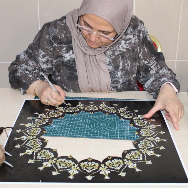 Niğde'de kadınlar, katıldıkları el sanatları kurslarında sosyalleşiyor