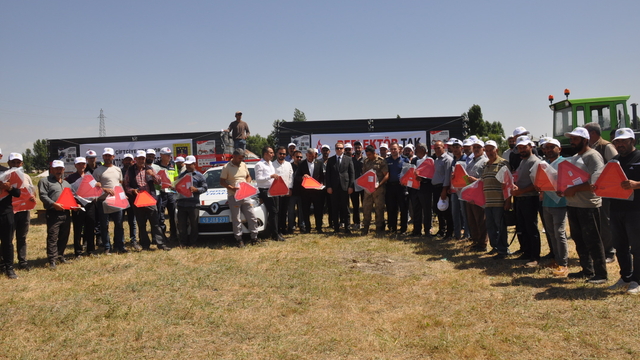 Muş'ta traktör römorklarına reflektör takıldı