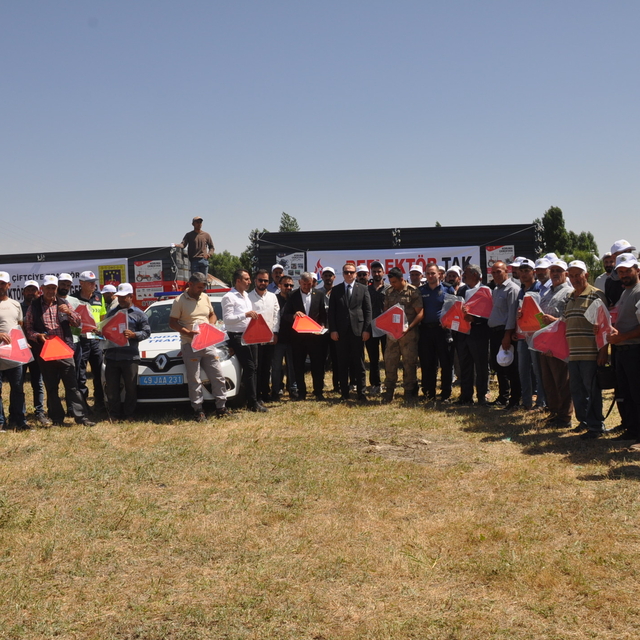 Muş'ta traktör römorklarına reflektör takıldı