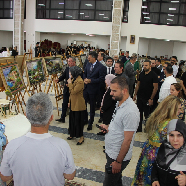 Hakkari'de Aile Destek Merkezi kursiyerlerinin sergisi açıldı
