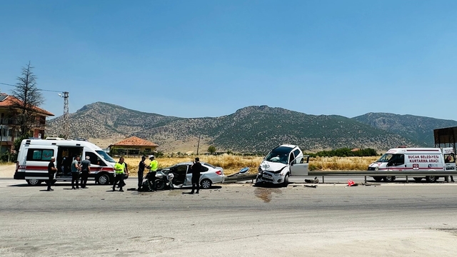 Burdur'da iki otomobilin çarpıştığı kazada 5 kişi yaralandı