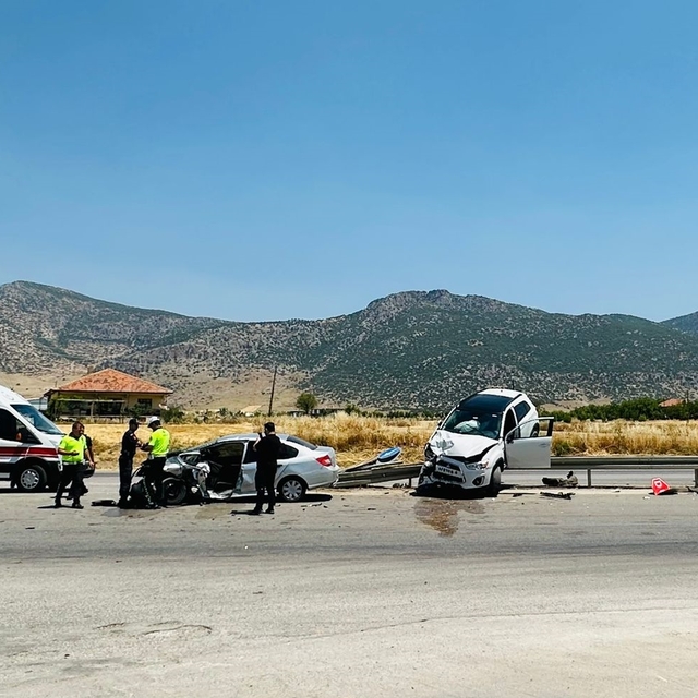 Burdur'da iki otomobilin çarpıştığı kazada 5 kişi yaralandı