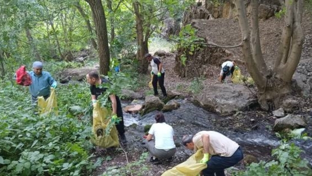 Hakkari'de doğaseverler Ava Ore Şelalesi'nin çevresinde temizlik yaptı