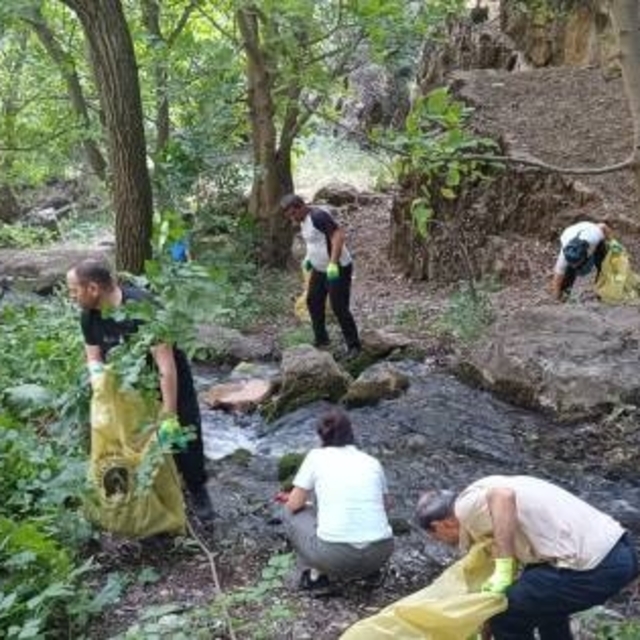 Hakkari'de doğaseverler Ava Ore Şelalesi'nin çevresinde temizlik yaptı