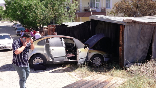 Kırıkkale'de otluk alanda başlayan ve garaja sıçrayan yangında otomobil yandı