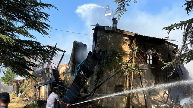 Isparta'da ahşap ev yandı