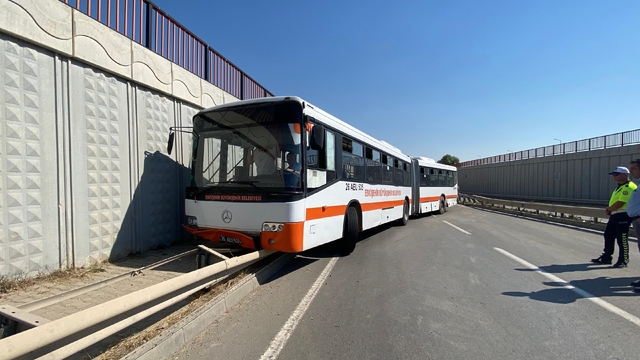 Eskişehir'de bariyere çarpan belediye otobüsünde hasar oluştu