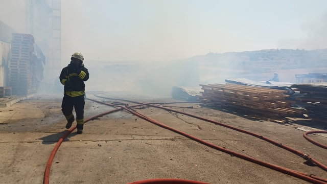 Tekirdağ'da alüminyum fabrikasının bahçesindeki palet yangını söndürüldü