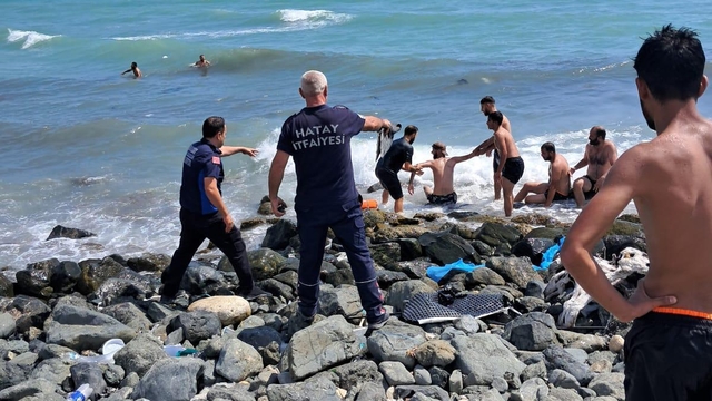 Hatay'da rip akıntısına kapılan 2 kişi kurtarıldı