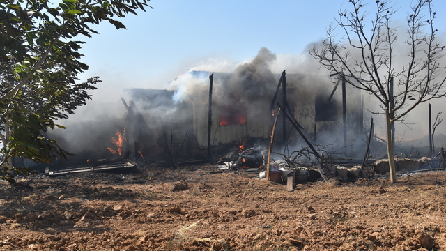 Kırklareli'nde 3 ayrı bölgede çıkan anız yangınında 2 bin dekar alan zarar gördü