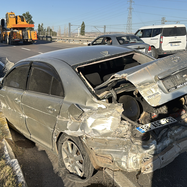 Sivas'ta bariyerlere çarpan otomobildeki 2 kişi yaralandı