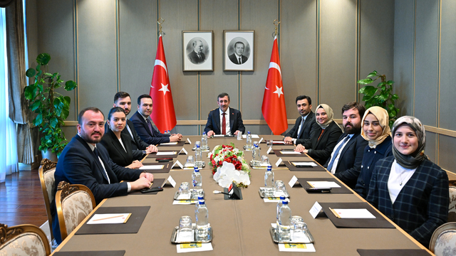 Cumhurbaşkanı Yardımcısı Yılmaz, AK Parti Gençlik Kolları Başkanı Yusuf İbiş'i kabul etti