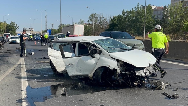 Tekirdağ'da bariyere çarpan otomobildeki 3 kişi yaralandı