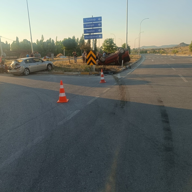 Afyonkarahisar'da hafif ticari araç ile otomobilin çarpıştığı kazada 9 kişi...