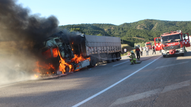Tokat'a seyir halinde yanan TIR, kullanılmaz hale geldi