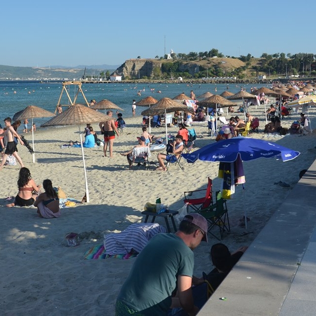 Gelibolu'da vatandaşlar Hamzakoy Plajı'nda serinledi