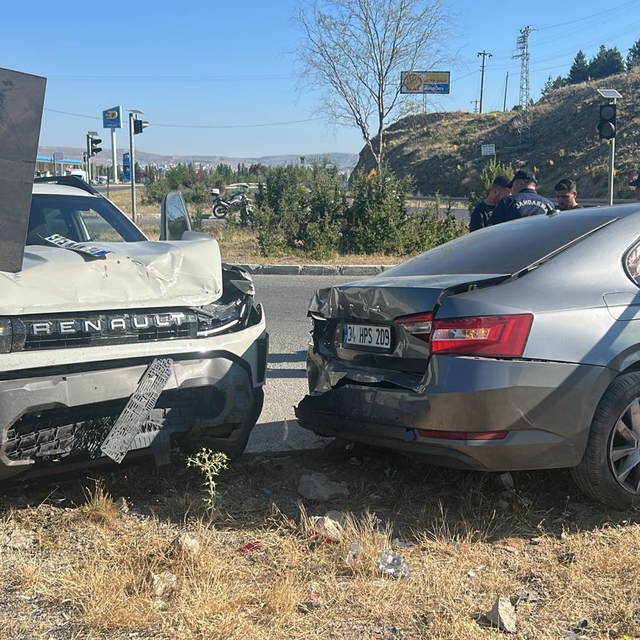 Sivas'ta iki otomobilin çarpıştığı kazada 5 kişi yaralandı