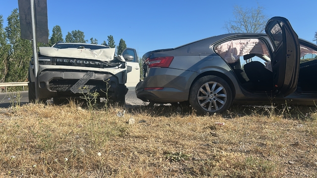Sivas'ta otomobiller çarpıştı: 1'i çocuk, 5 yaralı