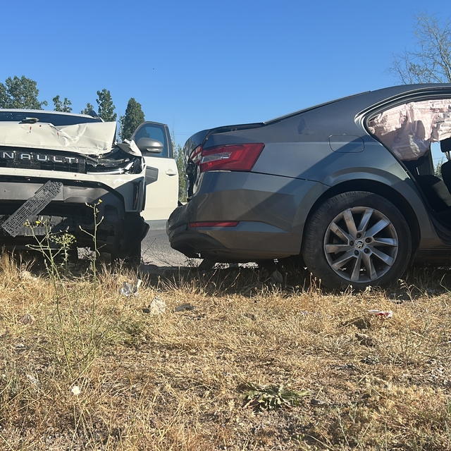 Sivas'ta otomobiller çarpıştı: 1'i çocuk, 5 yaralı