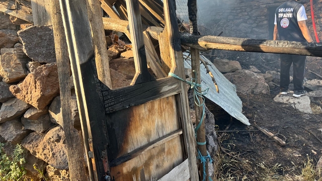 Bingöl'de ahırda çıkan yangın söndürüldü