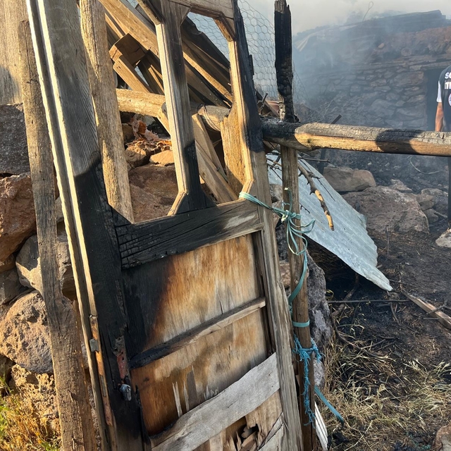 Bingöl'de ahırda çıkan yangın söndürüldü