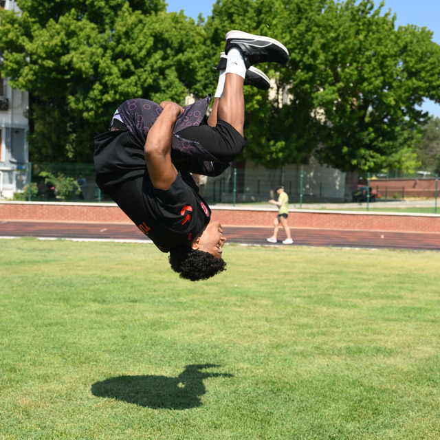Attığı perendelerle tribünleri coşturan Edirneli pehlivanın hedefi altın ke...