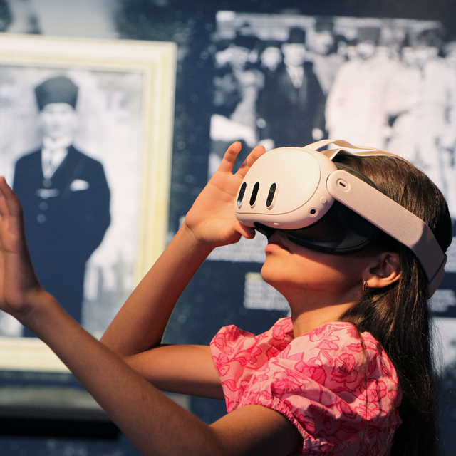 İzmir'de "askıda eğitim" modeliyle dezavantajlı çocuklara teknoloji eğitimi...