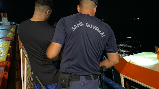 Yurt dışına kaçmak için gemide saklanan göçmenler kaptanın ihbarı sonucu yakalandı