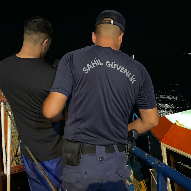 Yurt dışına kaçmak için gemide saklanan göçmenler kaptanın ihbarı sonucu ya...