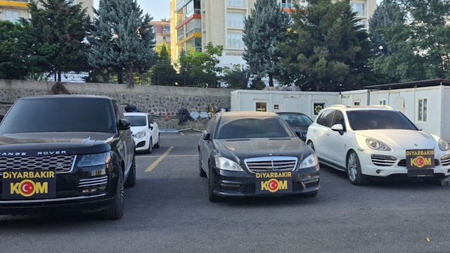 Diyarbakır merkezli 15 ilde gümrük kaçağı lüks araç operasyonunda 15 tutuklama