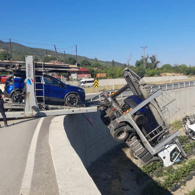 Çarpışan TIR ile kamyonet tarlaya uçtu; 2 yaralı