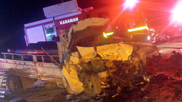 Sürücüsünün uyuduğu öne sürülen kamyonet ile kamyon çarpıştı