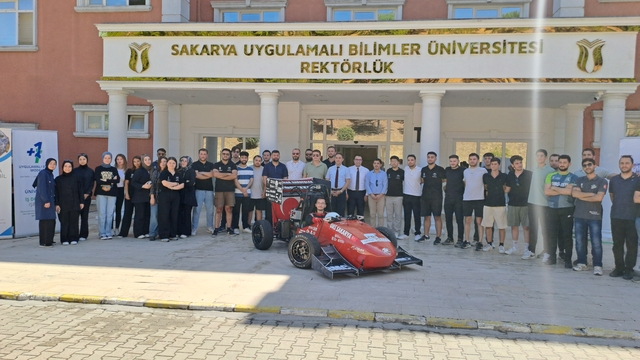 Sakarya'da mühendis adaylarının tasarladığı yarış aracı İsviçre'de boy gösterecek