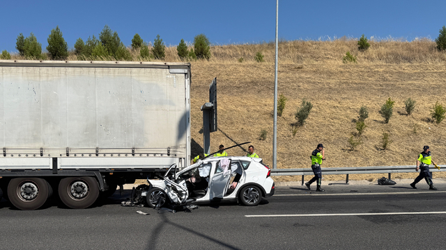 Manisa'da tıra arkadan çarpan otomobildeki 4 kişi yaralandı