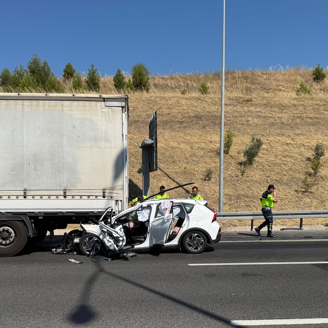 Manisa'da tıra arkadan çarpan otomobildeki 4 kişi yaralandı