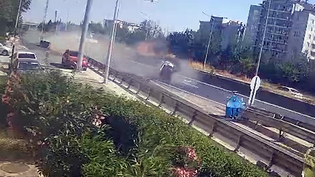 Otomobilin bariyere çarptığı kaza kamerada: 3 yaralı