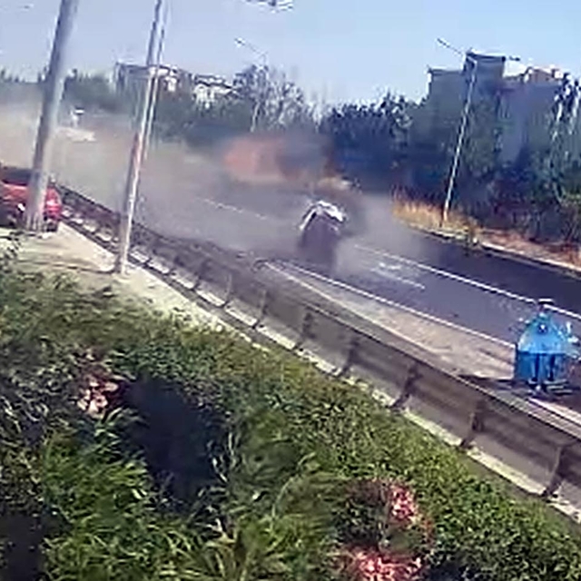 Otomobilin bariyere çarptığı kaza kamerada: 3 yaralı